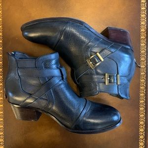 Spring step: blue ankle boots
